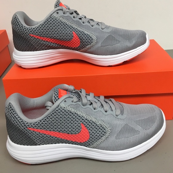 nike revolution 6